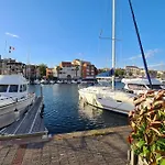 Vog Ou Sur L'ile Des Marinas Au Cap D'agde