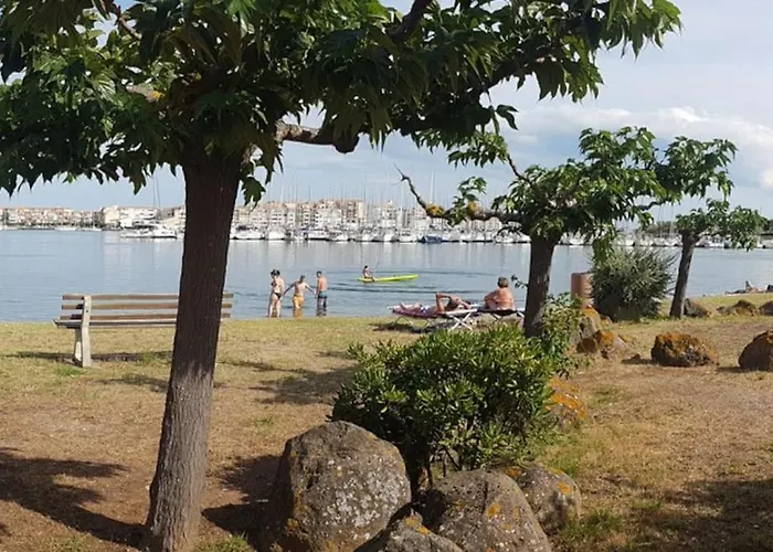 Vog Ou Sur L'ile Des Marinas Au Cap D'agde * アグド