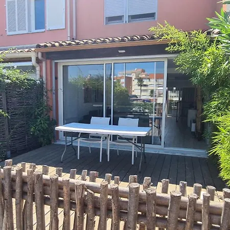 Vog Ou Sur L'ile Des Marinas Au Cap D'agde *