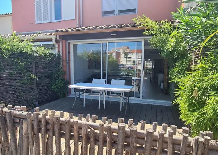 Vog Ou Sur L'ile Des Marinas Au Cap D'agde *